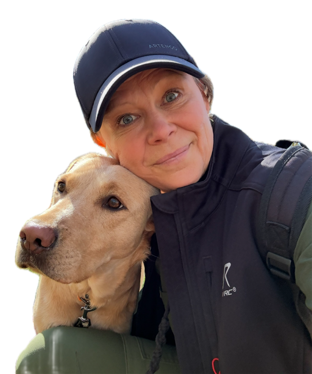 Porträttbild på Carina Lindström med sin hund